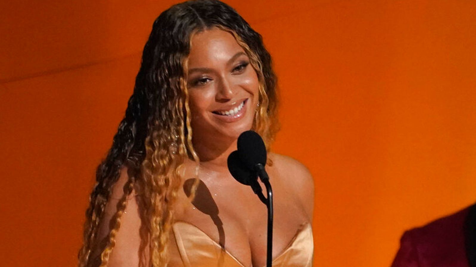 Beyonc Makes History As First Black Woman To Top Us Country Chart