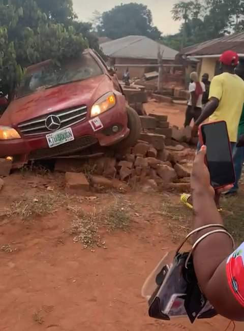 Car with learner sign crushes six children to death in Edo