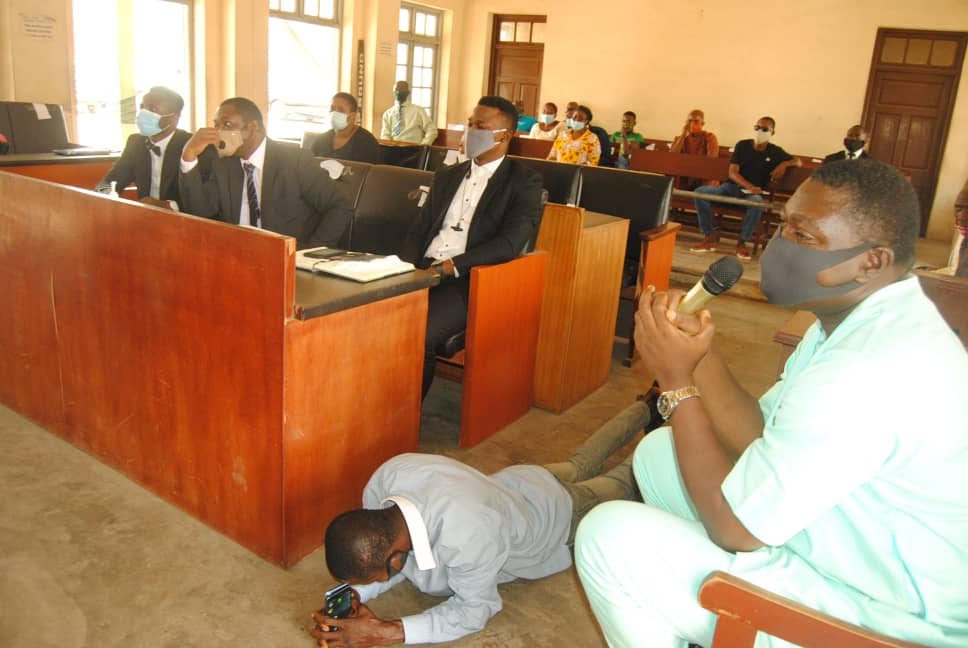 Policeman prostrates, begs for mercy at Ogun #EndSARS Judicial Panel