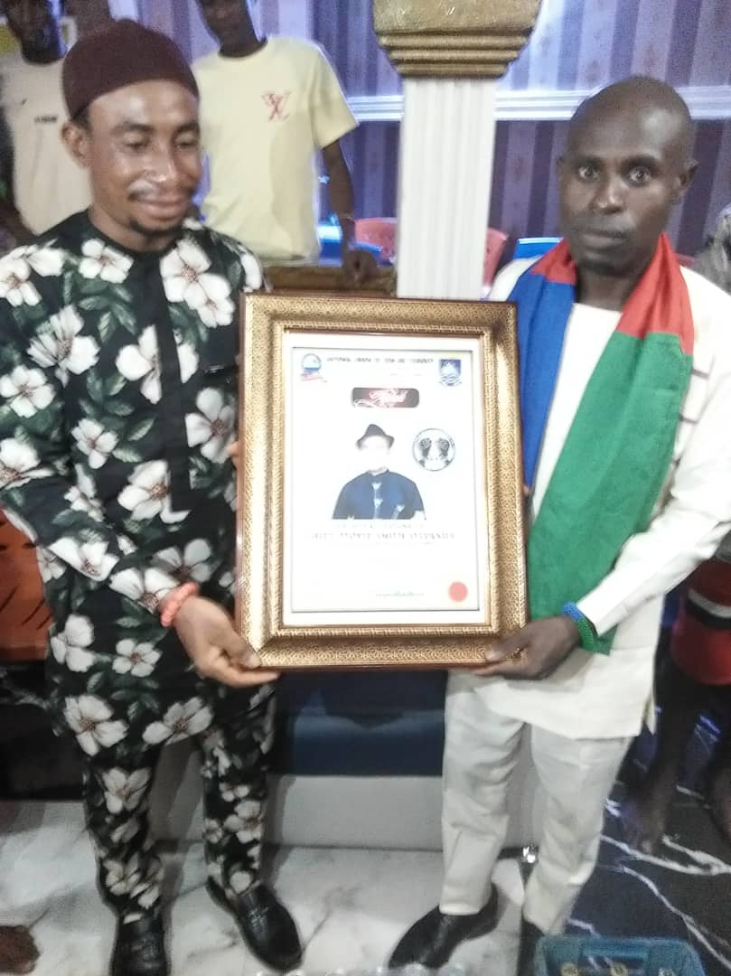 Bayelsa monarch bags award from varsity students