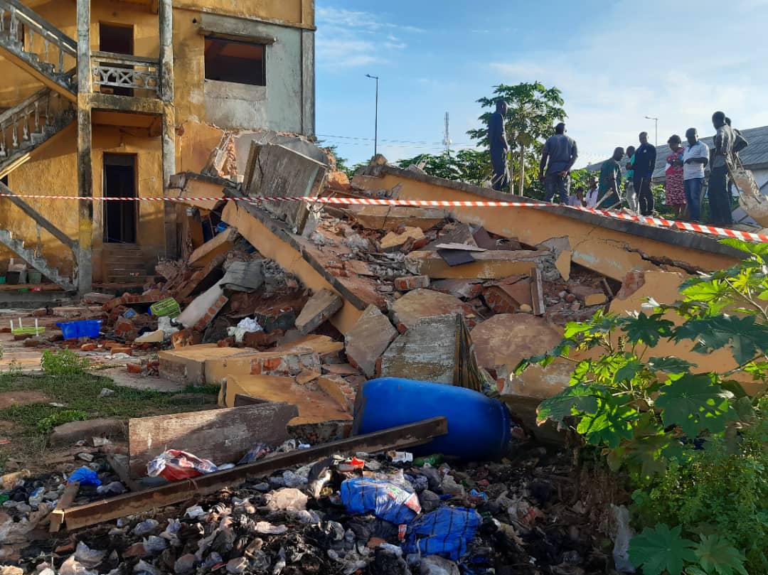 JUST IN: Workers Trapped As Building Collapse In Lagos