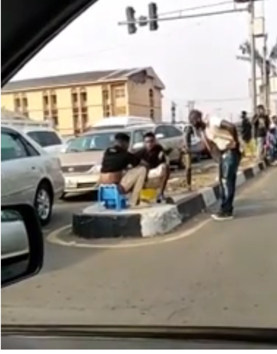 Suspected yahoo boys seen defecating and ‘eating’ their excretra at IMSU junction in Owerri, Imo state (Pictures)