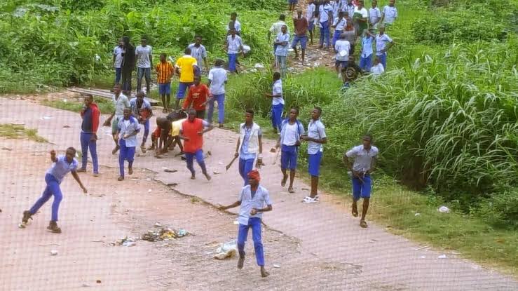Scores injured, vehicles destroyed as rival Lagos schoolboys clash