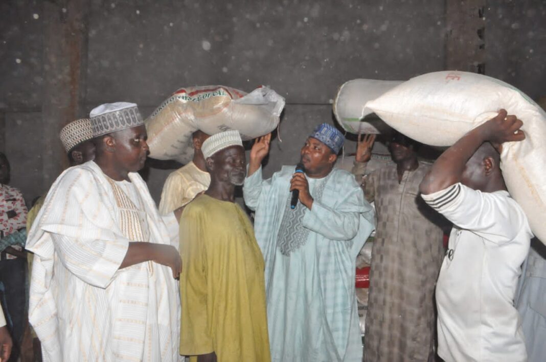 Victims of Bandit Attack In Illela Receive Donations Of Food Items From Senator Wamakko