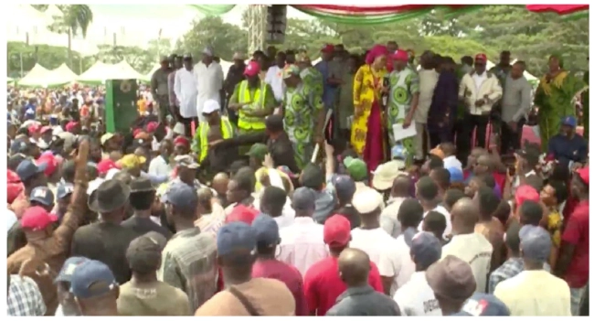 Wike Welcomes Hundreds Of Defectors From APC In Rivers State￼