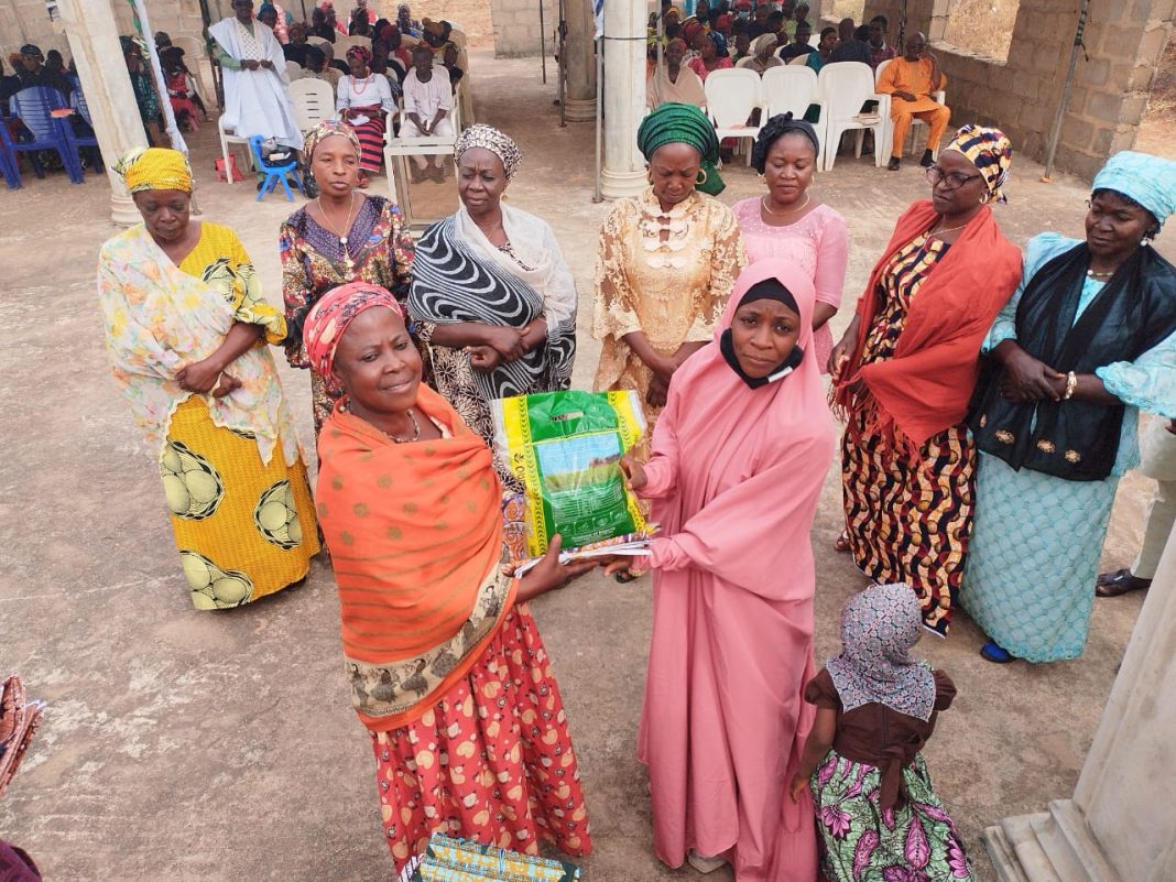 Yuletide: Muslim woman distributes package to 50 Christian widows in Kaduna