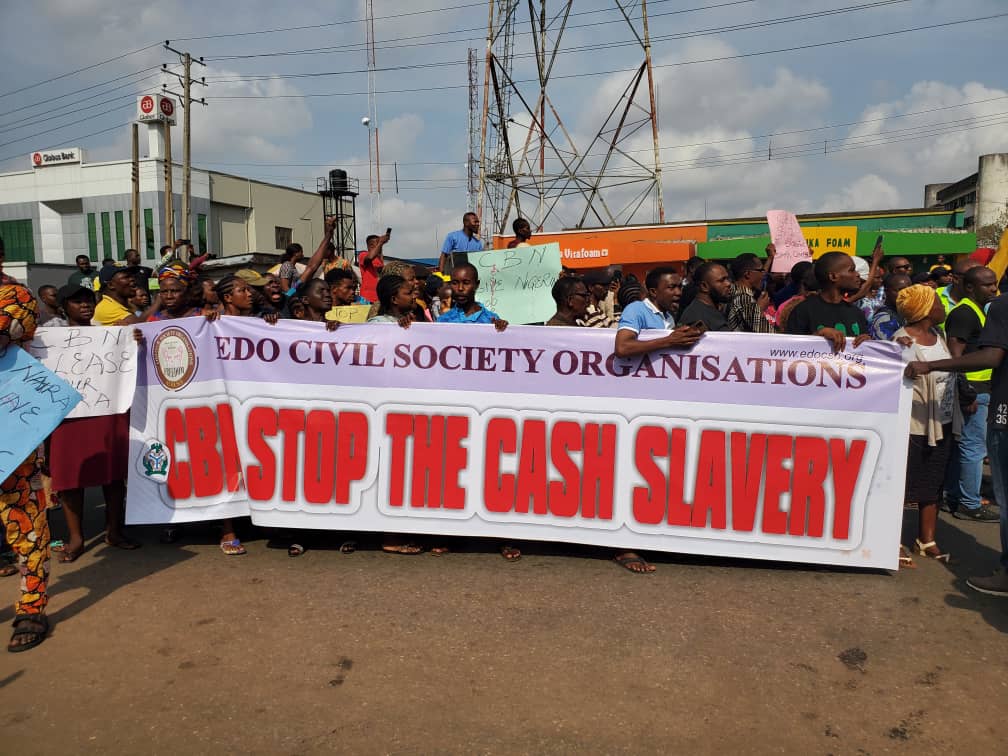 Protesters block CBN entrance in Edo over new naira crisis
