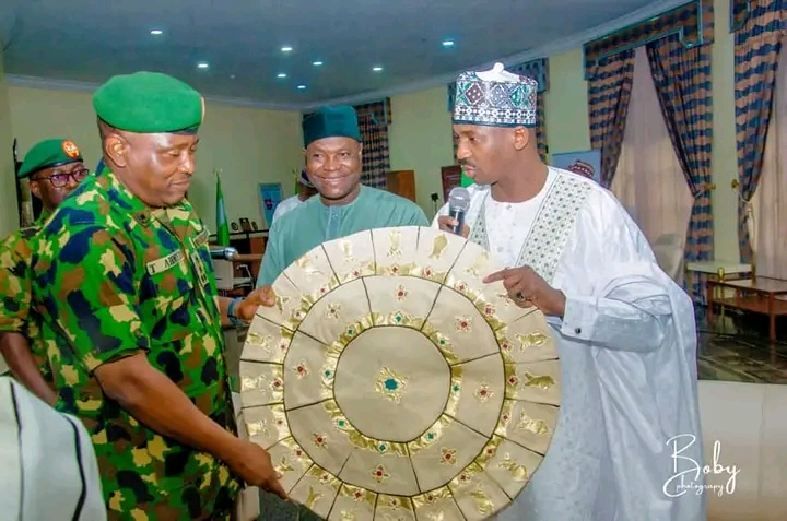 Governor Aliyu Received New Garrison Cimmander,Bids Farewell To Former