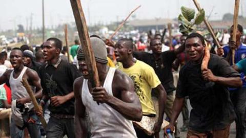 A mob in Abuja lynches a man over suspicions of organ theft