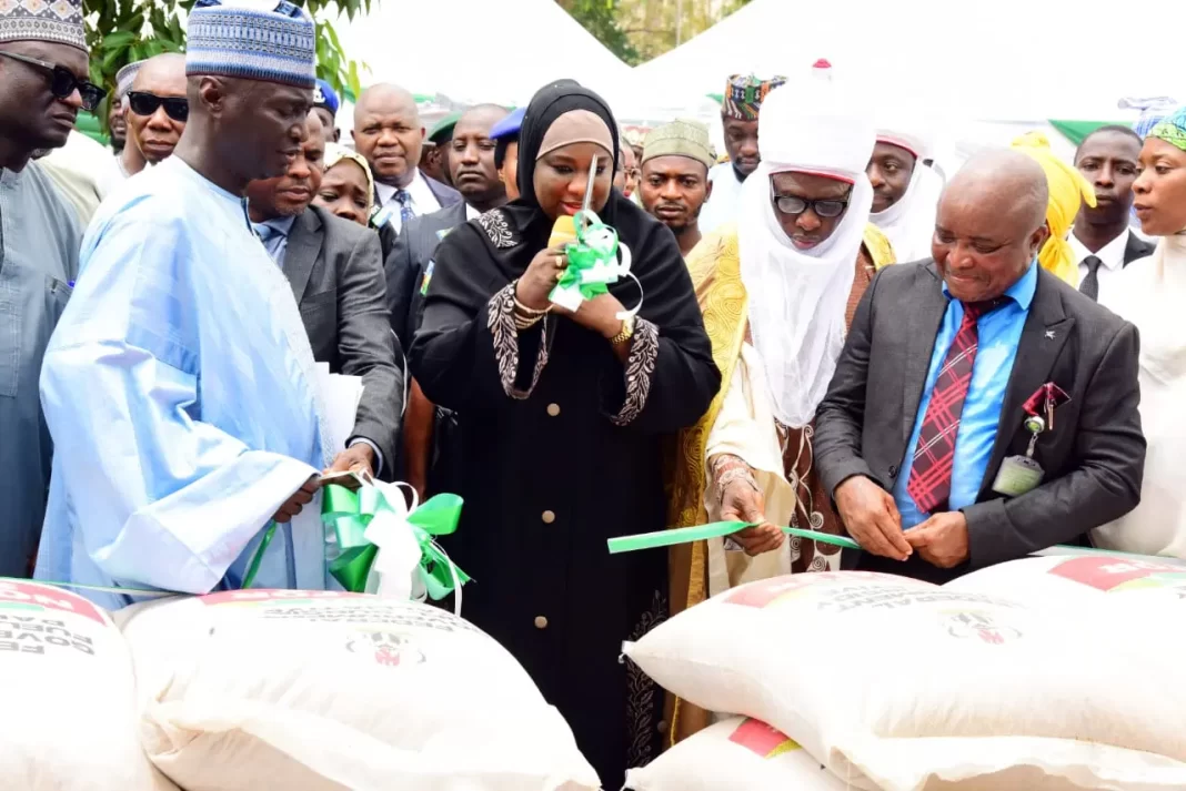 Palliatives: FCTA Distributes bags of rice, maize to 20,000 households in 6 Area Councils