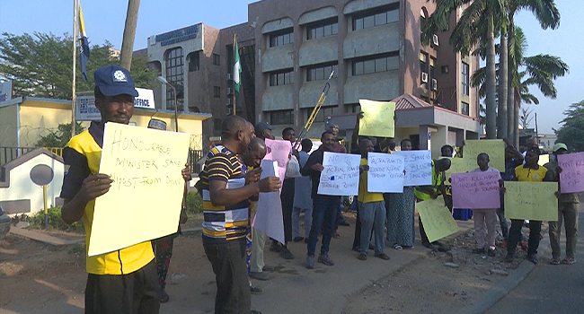 “Protest Erupts at Nigerian Postal Service (NIPOST) Over CEO Appointment Confusion”