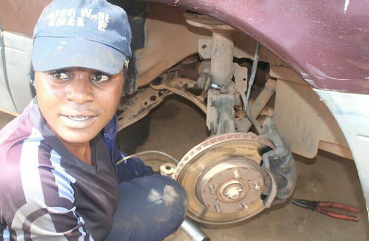 Trailblazing in the Garage: Meet Olawumi Ganiu, Ibadan’s Versatile Female Mechanic**