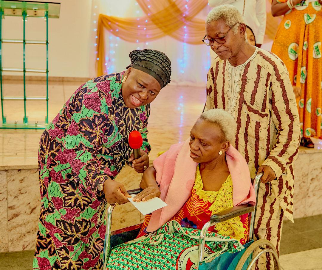 RHES: Tinubu’s wife gifts cash to 250 elders in A’Ibom