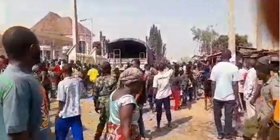 “Residents Block Abuja-Kaduna Highway Following Bandit Attack on Kaduna Community”