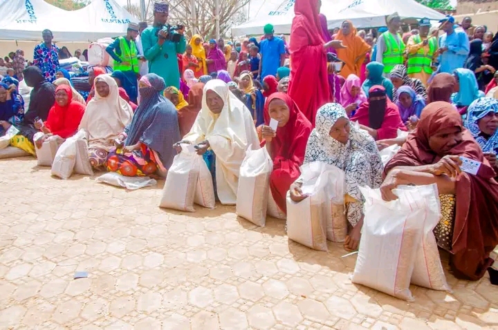 Senator Wamakko Disribute Relief Mateirals To 500 Orphans In Sokoto