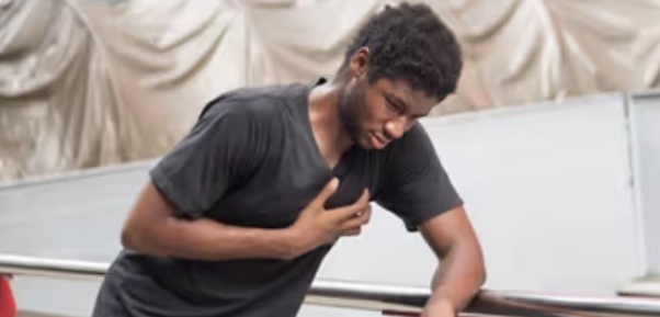 Early Warning Signs of a Heart Attack & How to Save Your Life in Seconds