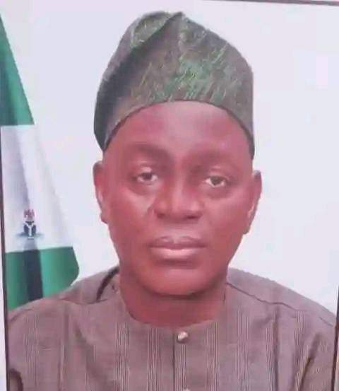 Mikang  Council boss distributes  bags of fertilizers to farmers