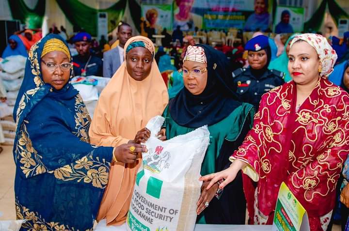 Kebbi First Lady Distributes Food Palliatives to Needy.