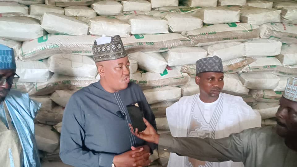 Matawalle Gifts 15 Trucks of Fertilizer to Zamfara APC Members