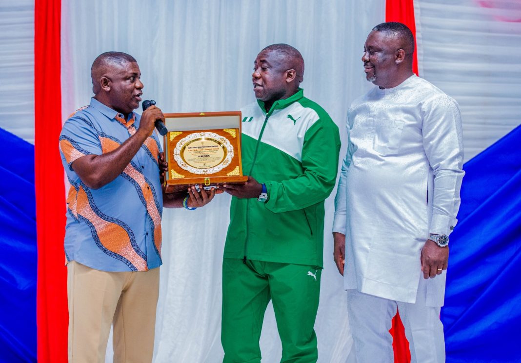 Bayelsa Queens Chairman receives Life Time Achievement Award.