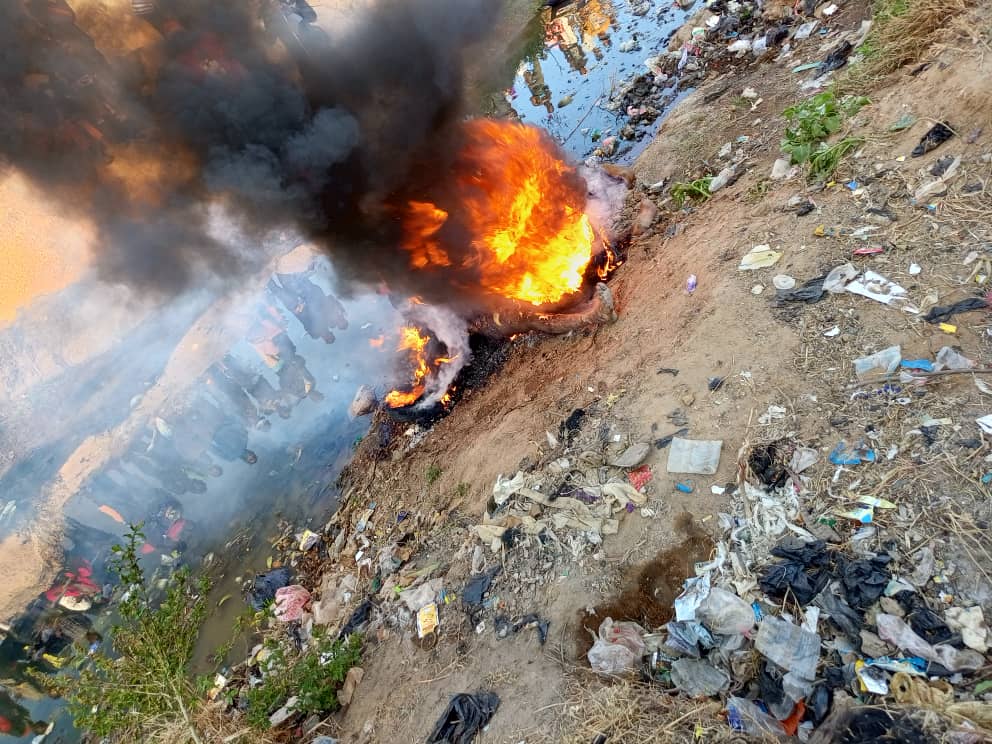 Irate youths  sets two suspected phone thieves on fire in Jos