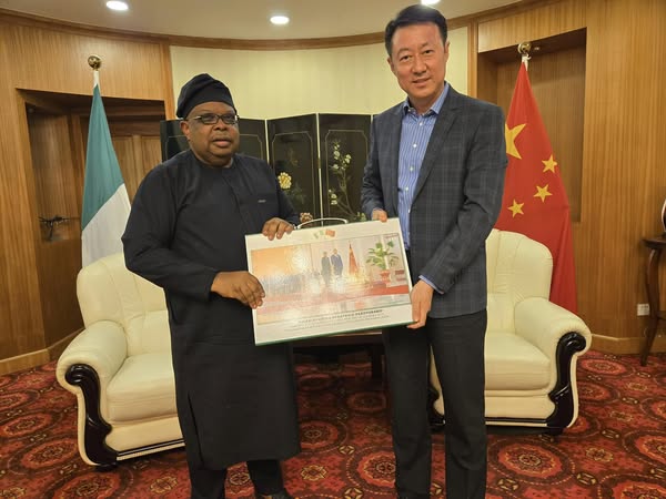 Tegbe Visits Chinese Embassy, Presents Scorecard to Yu Dunhai