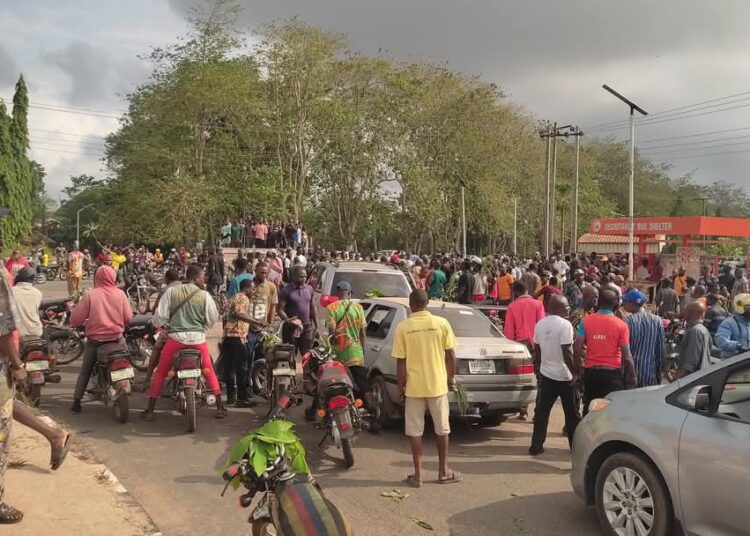 JUST IN: Protesters Storm Ondo Governor’s Office Over Killing of Five Farmers by Herdsmen